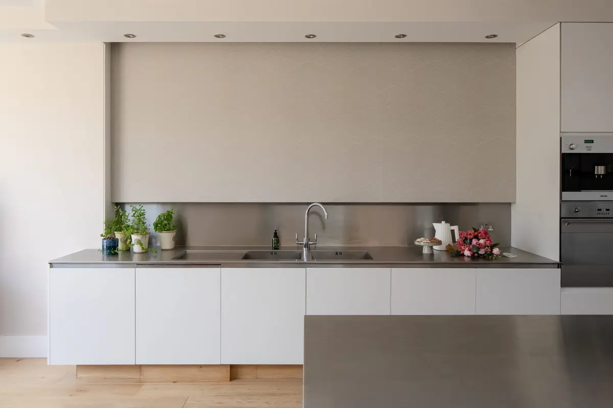White handleless kitchen with a long worktop